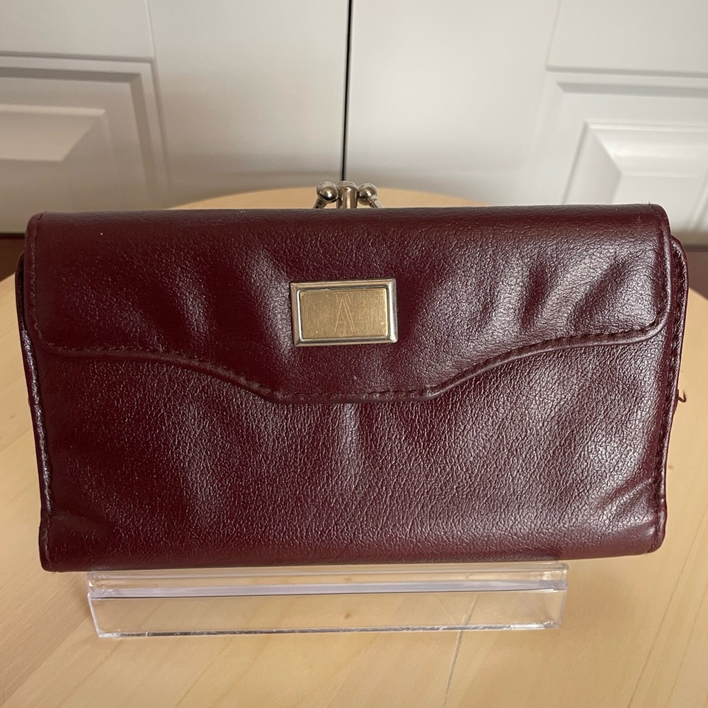 Vintage Leather Clutch Wallet with Kisslock